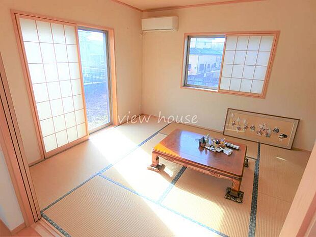 和室は畳の香りと障子が落ち着く空間を演出します。