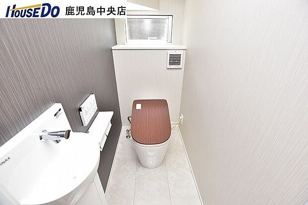 1階トイレはタンクレスタイプの温水洗浄便座機能付きのトイレです！手洗器も別で備えています！