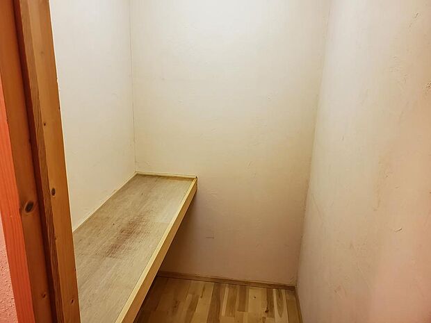 【2F　納戸　1.5帖】2階階段横に有る納戸は、収納スペースにピッタリです。