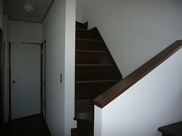 2階に上がる階段です。玄関入ってすぐ目の前です。