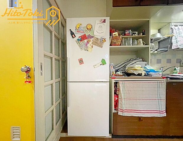 壁付けキッチンで背面も広々とお使い頂けます。冷蔵庫スペースもキッチン横にあり、すぐに食材を取り出せて便利ですね。
