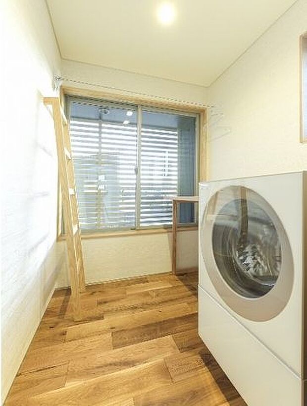 洗面脱衣室隣にあるスペースで洗濯物を干すこともでき、暖房機付きです。