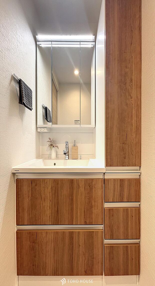 「洗面台」洗面台には三面鏡を採用。身だしなみを整えやすい事はもちろんですが、鏡の後ろに収納スペースを設ける事により、散らかりやすい洗面スペースをすっきりさせる事が出来るのも嬉しいですね。