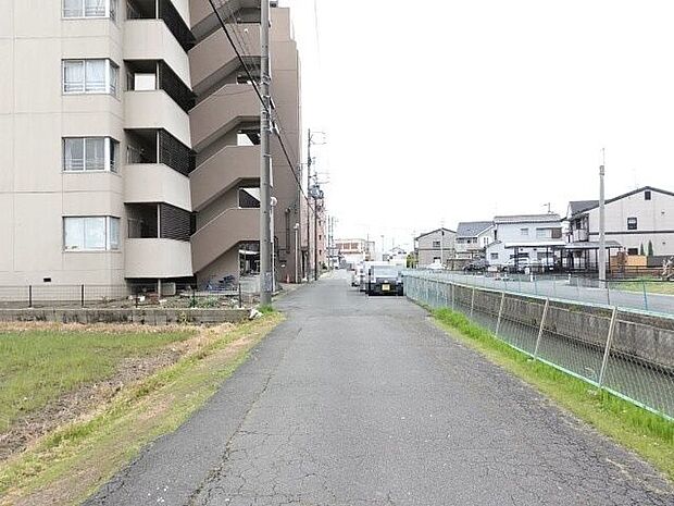 前面道路は車が二台すれ違える幅です。近隣にはコンビ二、幼稚園などが充実。徒歩4分圏内には、名古屋市営バス「大治西条」停があり、通勤通学にも安心の立地です。