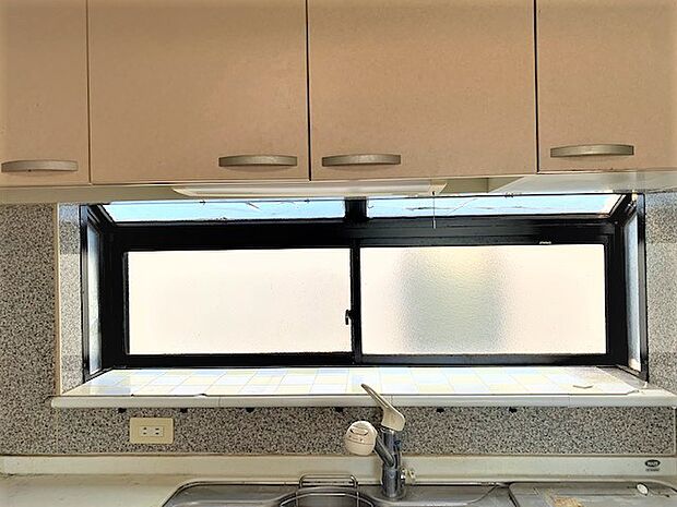 キッチンには使い勝手の良い、出窓付き。