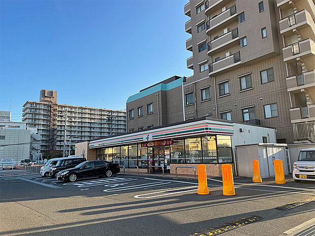 セブンイレブン泉佐野羽倉崎駅前店まで徒歩1分(約80m)。買い忘れがあった際、気軽に行くことができる距離です。ATMやマルチコピー機が設置されています。駐車場あり。/営業時間:24時間