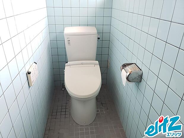 【トイレ】タイル内装のトイレは、掃除の際は、水が使えて便利です。ウォシュレットも付いているので、安心して利用出来ます。