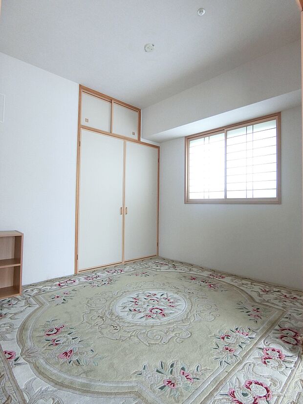 和室約4．5帖。現在はカーペットを敷いて使用されております。