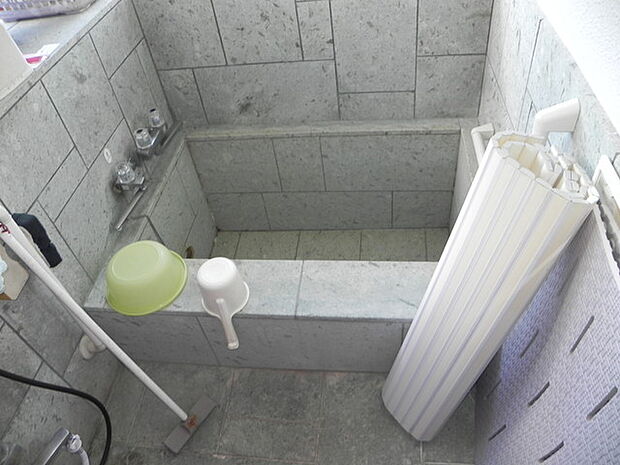 伊豆石の浴室
