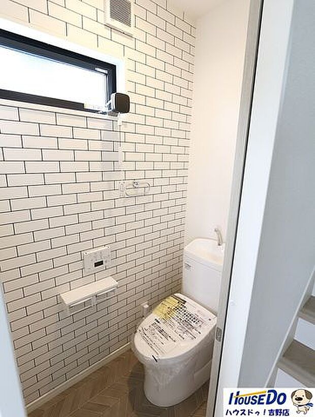 温水洗浄便座付きのトイレは快適で、いつも清潔に保たれます。