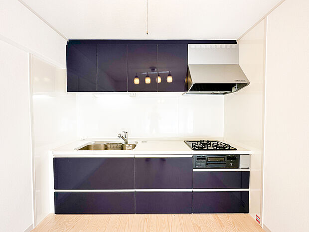 I型キッチンは対面式のように大きなスペースを必要としないのが特徴。限られたお部屋を自分仕様の空間につくれますね♪