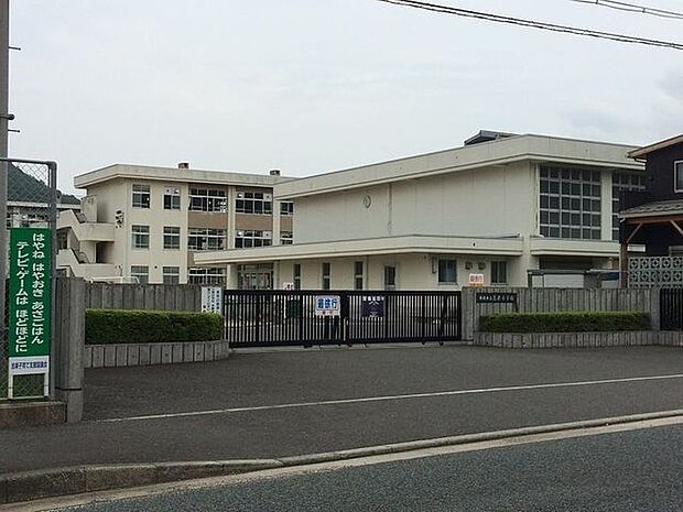 志楽小学校 650m