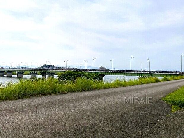 宮崎大橋まで約300ｍ。宮崎市中心部や西部へのアクセス良好です。