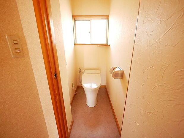 1階の明るいトイレ