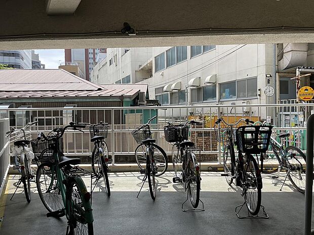 自転車置き場も屋根がかかっているので雨の影響は少ないです。