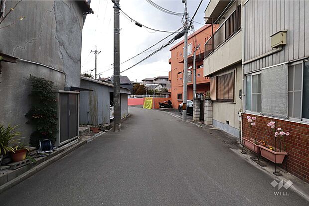 物件の西側前面道路（南側から）。大阪モノレール線「少路」駅徒歩9分。周辺は閑静な住宅街です。［2023年1月20日撮影］
