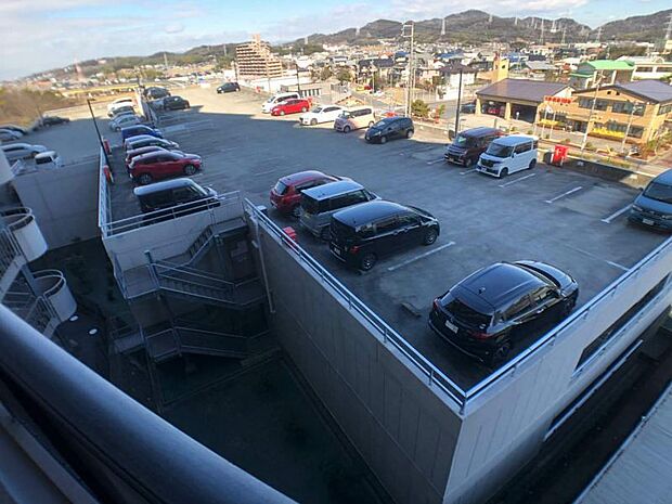 立体式の平面駐車場です。