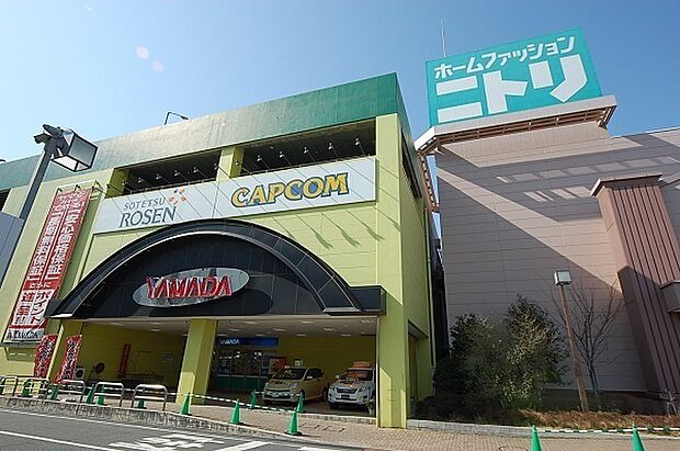 マリコム磯子まで1067m、スーパー、大型電器店、ホームセンター、ゲームセンター、ファミレスなどがあり、ファミリーで楽しめるところ。駐車場あり。