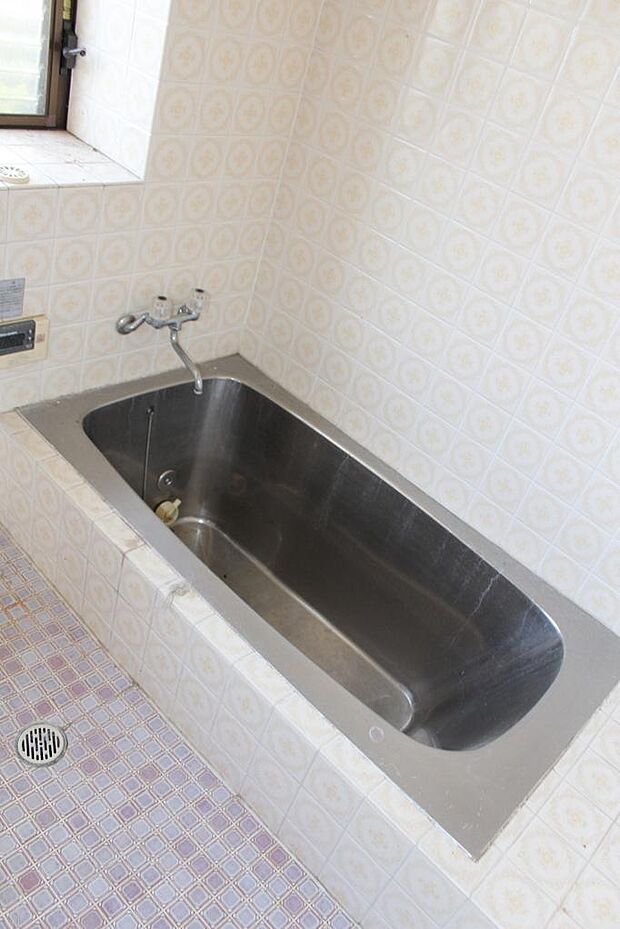 明るいデザインの浴室