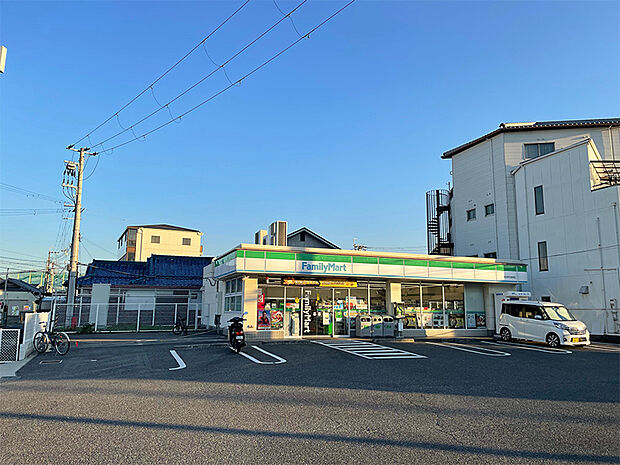 ファミリーマート泉佐野羽倉崎店まで徒歩3分(約240m)。お買い物はもちろん、チケット購入にも対応しています。ATMやマルチコピー機、証明写真を利用することができます。駐車場あり。/営業時間:24時間