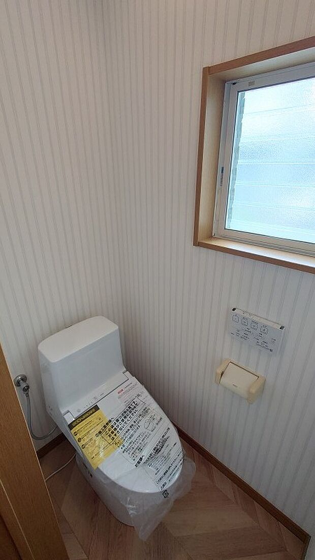 1階の温水洗浄便座機能付きトイレです。