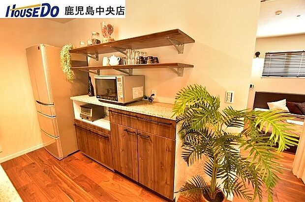 【キッチン】キッチンには背面収納付きです！飾り棚としても使用できキッチン周りをおしゃれな空間に♪