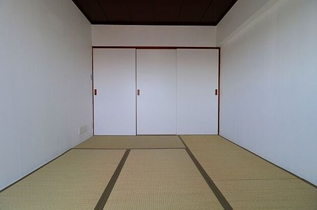 【japanese-style room】日本の和を感じる、6帖の和室。バルコニーにもつながる窓からは、明るい陽の光が差し込みます。