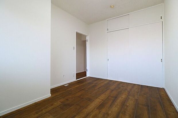 【private room】6帖のお部屋。白のクロスにダークブラウンの木目のシンプルデザインだからこそ、落ち着きを与える居住空間に♪