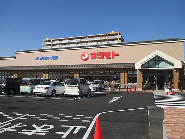 スーパーマツモト　亀岡東店京都府内で続々出店中のスーパーマツモト、2023年春オープンの亀岡東店です。ウェブチラシをチェックして、大好評10％オフの日、日々のお買い物をお楽しみいただけます…