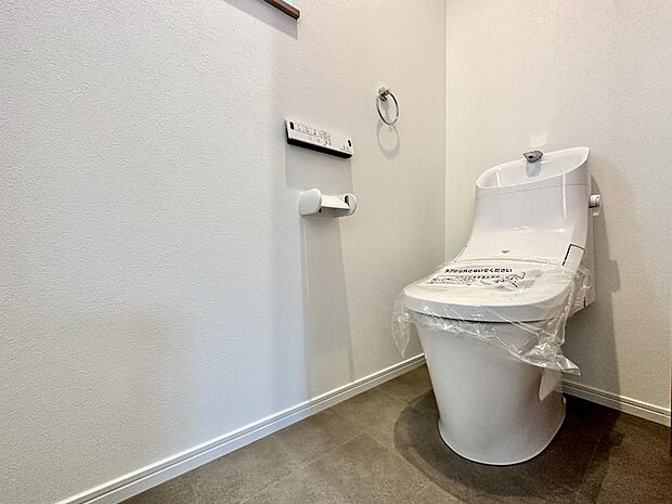 トイレは温水洗浄便座が付属されています。