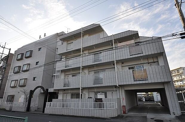 西武新宿線「南大塚」駅まで徒歩2分！1988年5月に新築した全29戸のRC造マンションです。