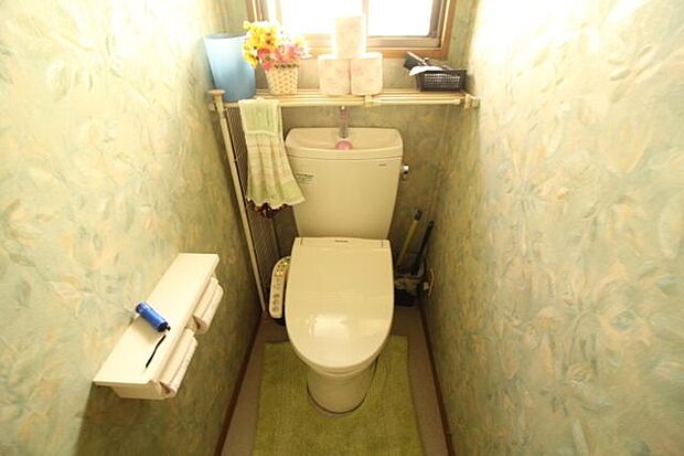 ＊トイレ＊2017年にリフォーム済みの、ウォシュレット機能付きトイレです。窓があるので明るい空間です。