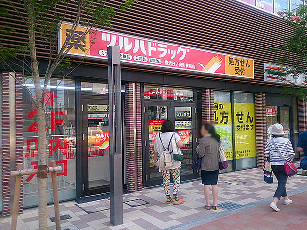 ツルハドラッグ横浜日ノ出町駅前店まで361m、日ノ出町駅の向かいにある複合商業施設「サクアス」の1・2階にあるドラッグストアです。