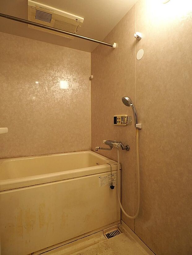 【ユニットバス】汚れはありますが、前に住んでいた方がいるので使用は可能です。浴室乾燥機付きです。