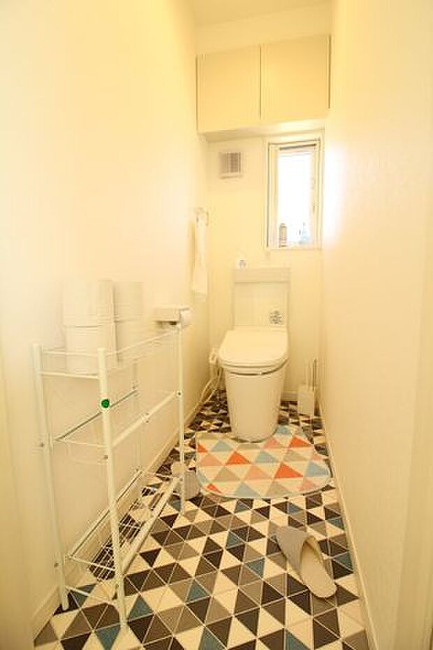 ＊2階＊2階にもトイレがあるので、朝の混雑する時間帯も待たずにすみそうですね。収納スペースもございます。