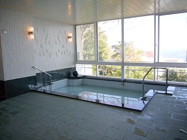 源泉から豊富な温泉を引湯している温泉大浴場もこのマンションの魅力のひとつです。