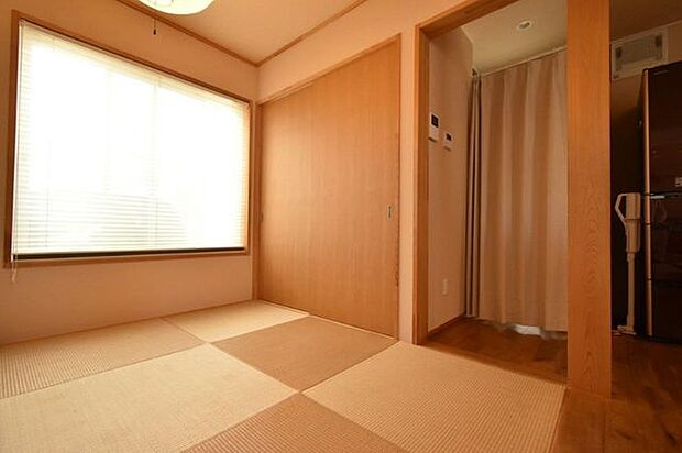 「家具にも合うように」をテーマに設計された琉球畳仕様の洋和室2023年5月6日撮影