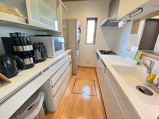 【キッチン】ワイドで作業スペースの広いキッチン。大変丁寧にお使いです！食洗機付きで家事の時短が叶います♪