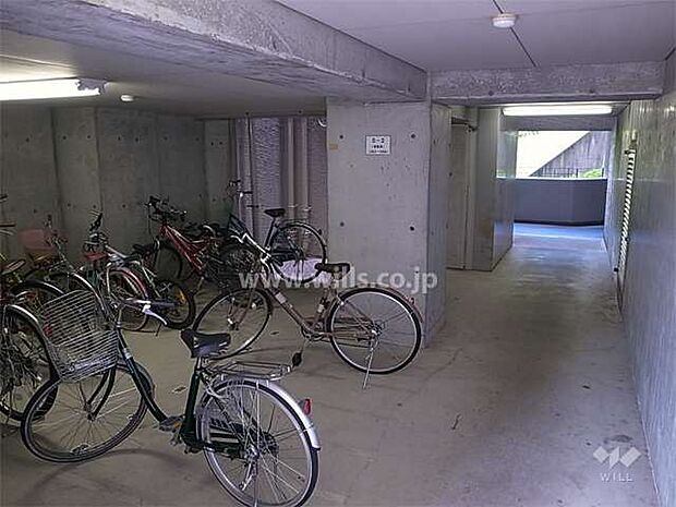 マンション敷地内にある駐輪場。屋内にあるので、雨が降っても自転車が濡れることなく安心です。