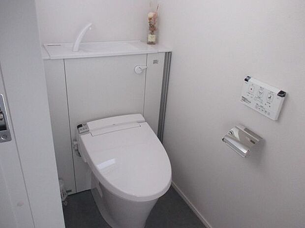 手洗い器付きのトイレ、タンクが隠れたすっきりデザインです。