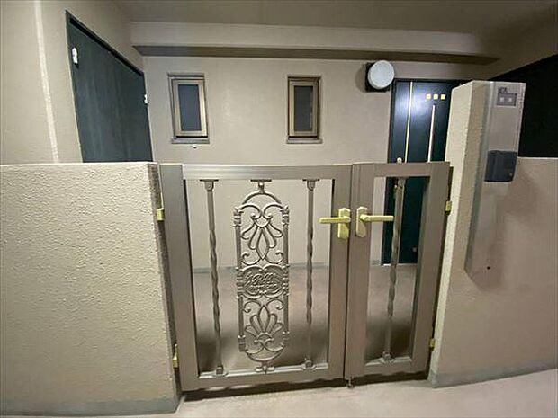 【玄関】玄関ポーチがあるのでプライバシーが守られます