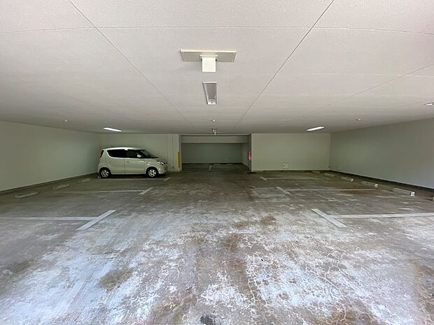 地下（登記上1階部分）にも駐車場があります。お車を大切にされる方にもおすすめです。