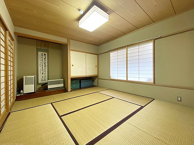 約8畳の和室です。床の間や広縁がより和の趣を感じさせる空間です。