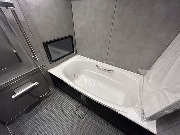 美しい浴槽と重厚感溢れる色合いのバスルームは、空間の上質感を高め、身体と心をより良く整えます。