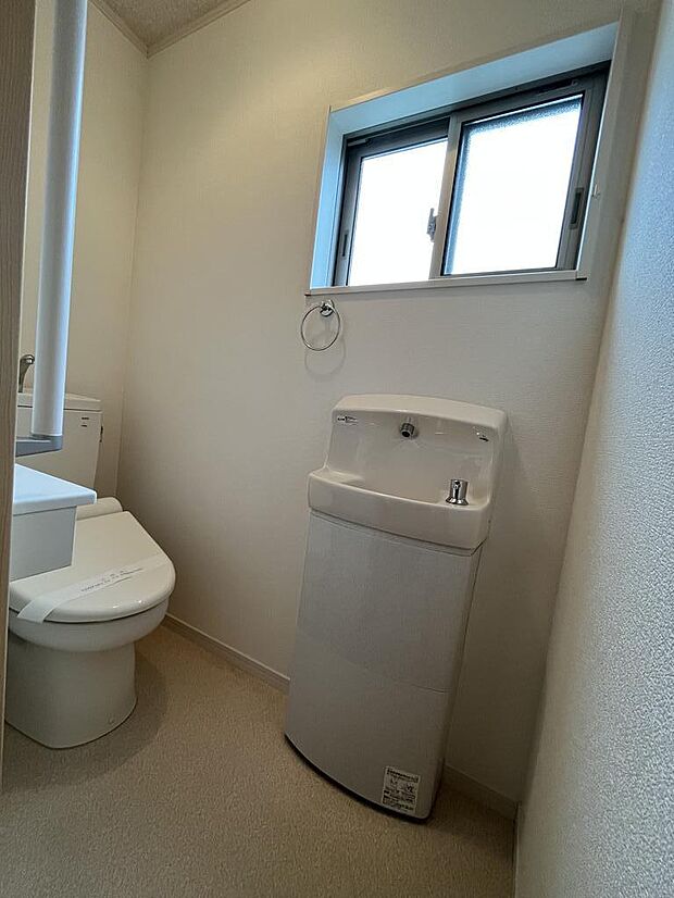 ２階トイレ窓有、小型手洗い器付