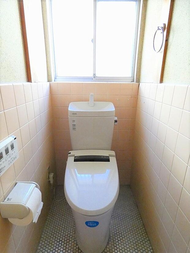 「トイレ」■温水洗浄便座で快適にお使いいただけます。窓付きで換気もばっちりです。