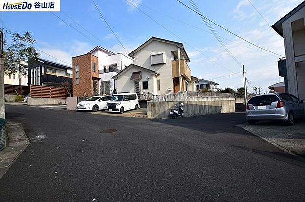 ”錦江台小学校近くの太陽光パネル付きの築浅の売家”の前面道路