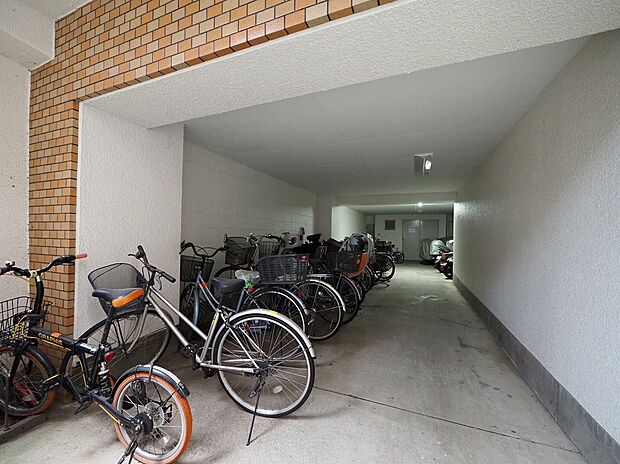 自転車やバイクなど、ゆとりのある敷地で置き場所に困ることはないでしょう。