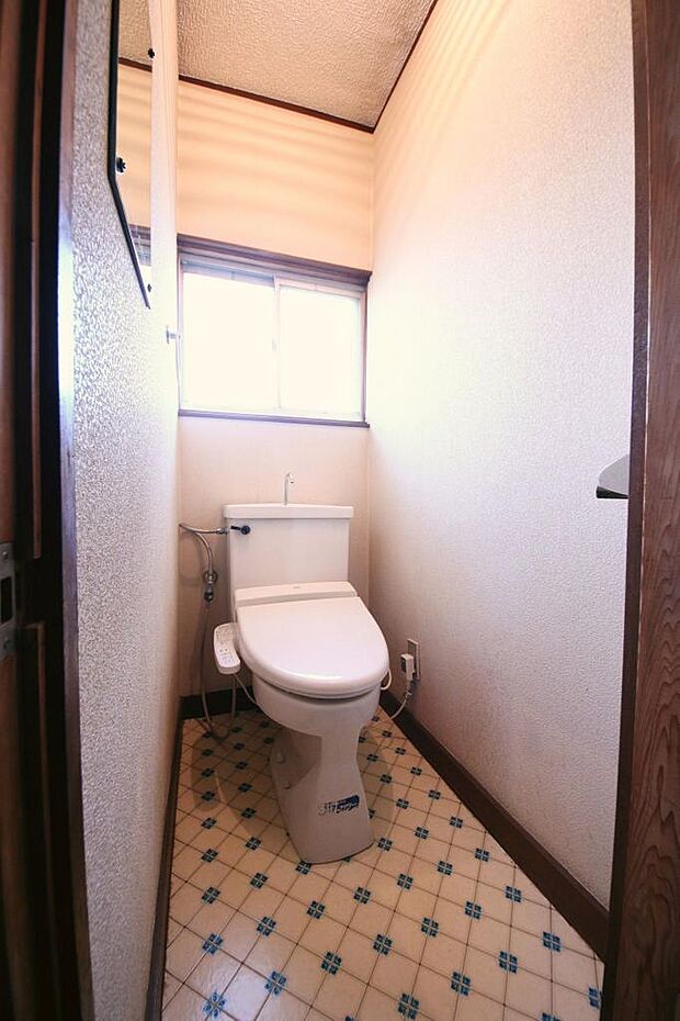 災害時でも安心のタンク付きトイレ。1階と2階の2か所にトイレを設けています。