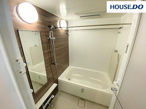 1418サイズ（0.75坪サイズ）のナチュラルスタイルの浴室。オートバス・追焚機能付。浴室暖房乾燥機で季節や天気関係なく毎日がお洗濯日和。